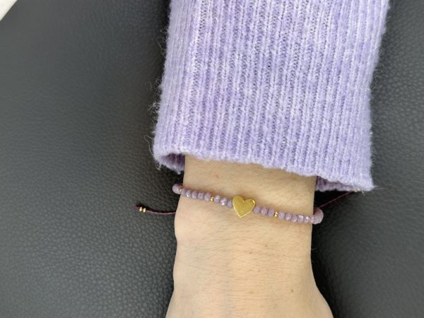 Cadi Armband Glasschliffperlen lila Herz Edelstahl gold Tragefoto