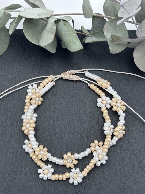 Blumenarmband CADI beige, liebevolle Handarbeit aus Klagenfurt